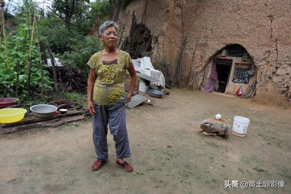 孫子回農村老家過暑假，家裡的雞見了他都害怕，看他都幹了些啥