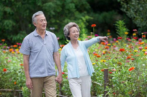 中老年人注意，3個勤快習慣要改掉，越勤快越容易得病，影響身體