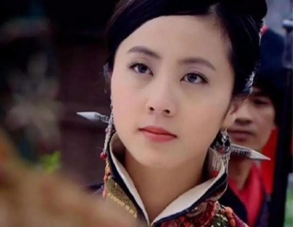 黃磊背後的女人，甘願放棄正當火的事業做家庭主婦，真的幸福嗎？