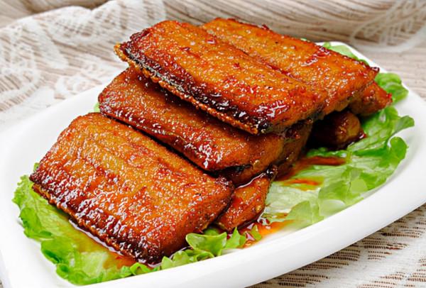 老年人為啥摔一跤就骨折？50歲後，2種肉要捨得吃，或養好骨骼