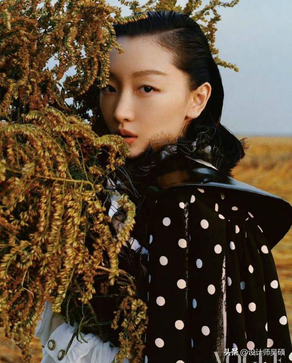 周冬雨短髮配上大背頭 眼神高傲颯氣十足