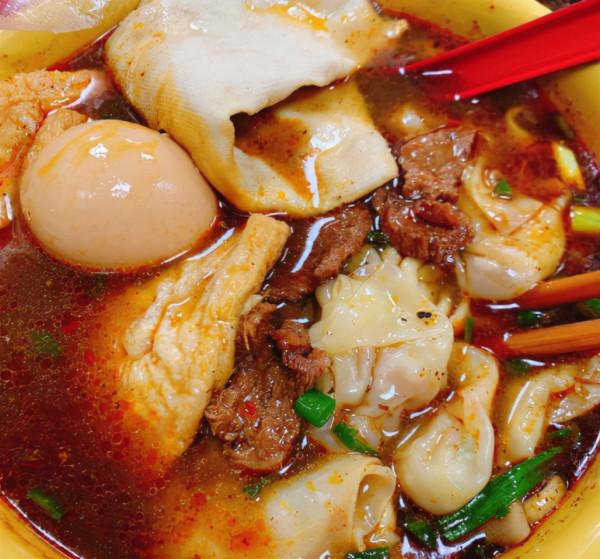 安徽這家麵館，被扒出662面錦旗是老闆逼學員送的，評論兩極分化