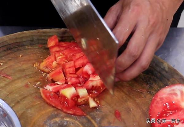 一塊豆腐，一個西紅柿，廚師長秘製開胃湯，湯汁濃郁，營養美味