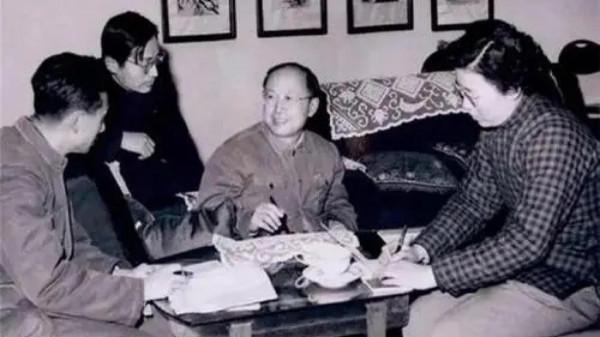 國家到底對錢學森有多重視?看看他身邊那兩個人的身份,就明白了 國家到底對錢學森有多重視?看看他身邊那兩個人的身份,就明白了