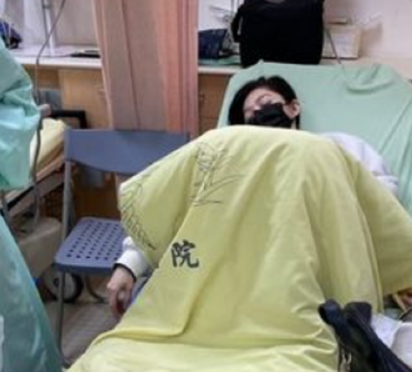 35歲女星深夜緊急就醫！躺病床上臉色蒼白，腹部無理由腫痛15小時