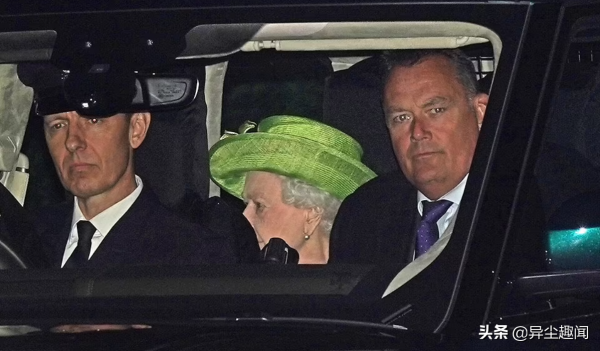 95歲的英國女王參加了她的兩個曾孫的洗禮，哈里王子前女友也來了