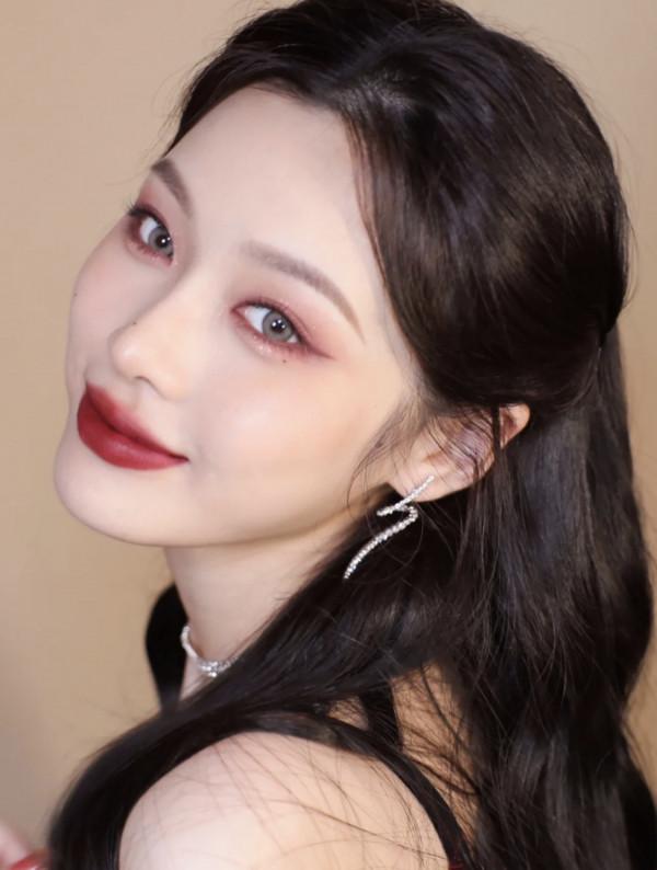 年會合適塗什麼口紅？這4支顯白又氣質的色號，讓你脫穎而出