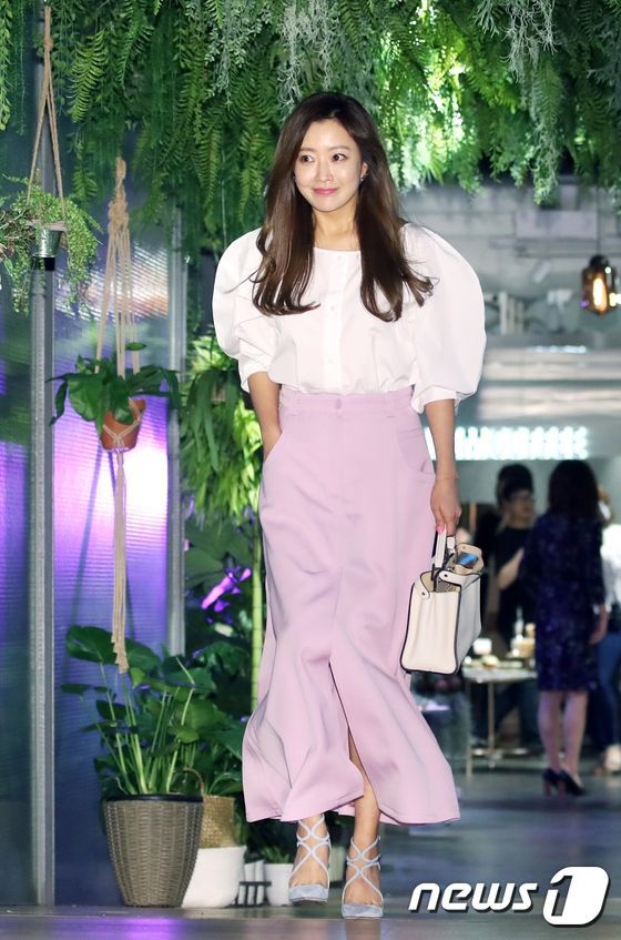 42歲金喜善臉腫如大餅，40歲秋瓷炫臉嫩