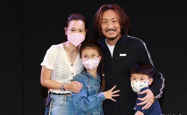 鄭中基一家四口合體,余思敏打扮太隨性,一對兒女眼睛像爸 鄭中基一家四口合體,余思敏打扮太隨性,一對兒女眼睛像爸
