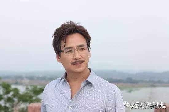 53歲“古惑仔”發福現身，陳小春倒茶叫他大哥，張柏芝第一個男人