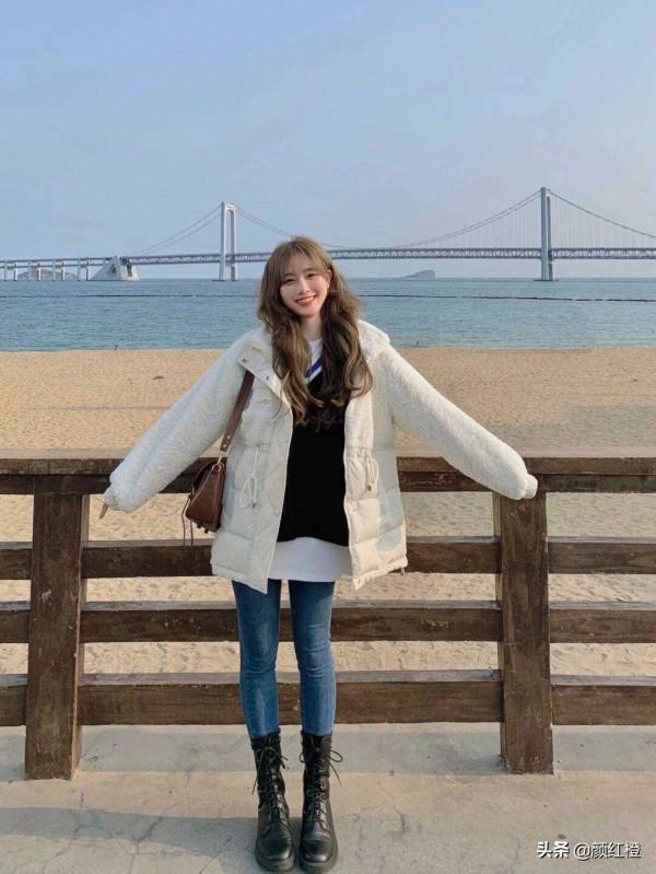 秋冬必備的衣服單品，羊毛羔外套搭配牛仔褲，不僅保暖還時尚