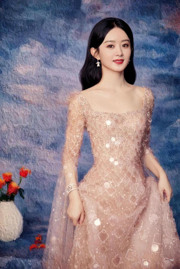 晚會臺下的趙麗穎 專心看節目的穎寶好美