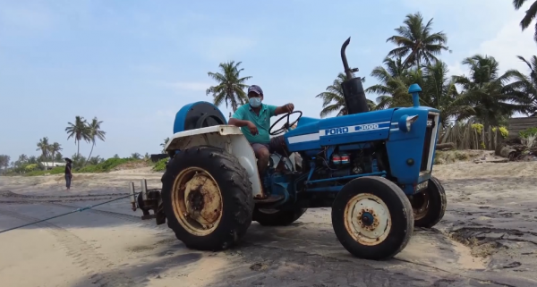 絕戶網的威力有多大？斯里蘭卡漁民用拖拉機捕魚，抓的魚還不夠分