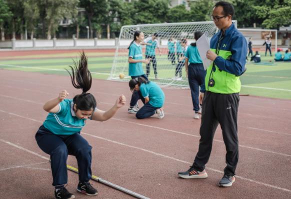 體育是數學老師教的?雙減過後體育老師火了,數學老師反過來代課 體育是數學老師教的?雙減過後體育老師火了,數學老師反過來代課