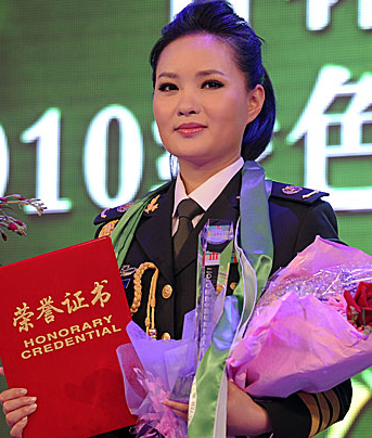 軍旅歌唱家雷佳：連登春晚舞臺12次，身家上億，丈夫身份不一般