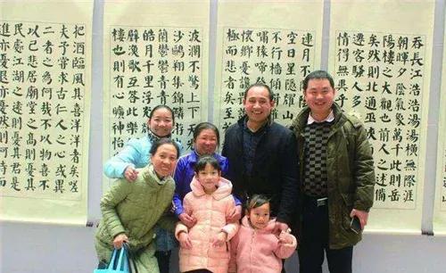 50歲農婦苦練書法20年，每幅賣100元，專家說毫無藝術可言？