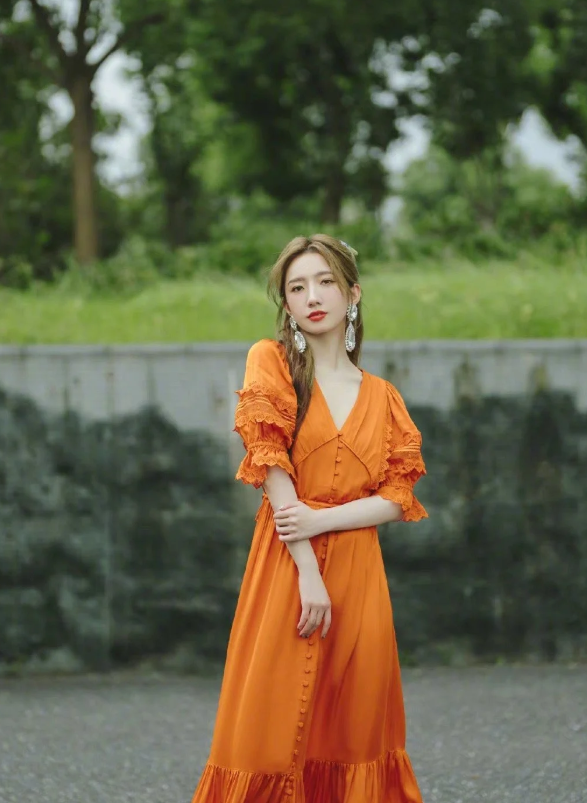 孟美岐焦糖調初秋寫真，泡泡袖長裙溫柔慵懶，鑽石耳飾個性誇張