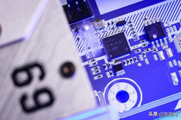 七彩虹Z690主機板評測:D4記憶體,16相CPU供電 七彩虹Z690主機板評測:D4記憶體,16相CPU供電