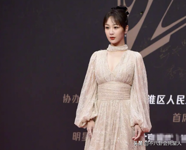 這些女星在紅毯像個笑話!身材一般,卻努力凹造型,自曝缺點 這些女星在紅毯像個笑話!身材一般,卻努力凹造型,自曝缺點