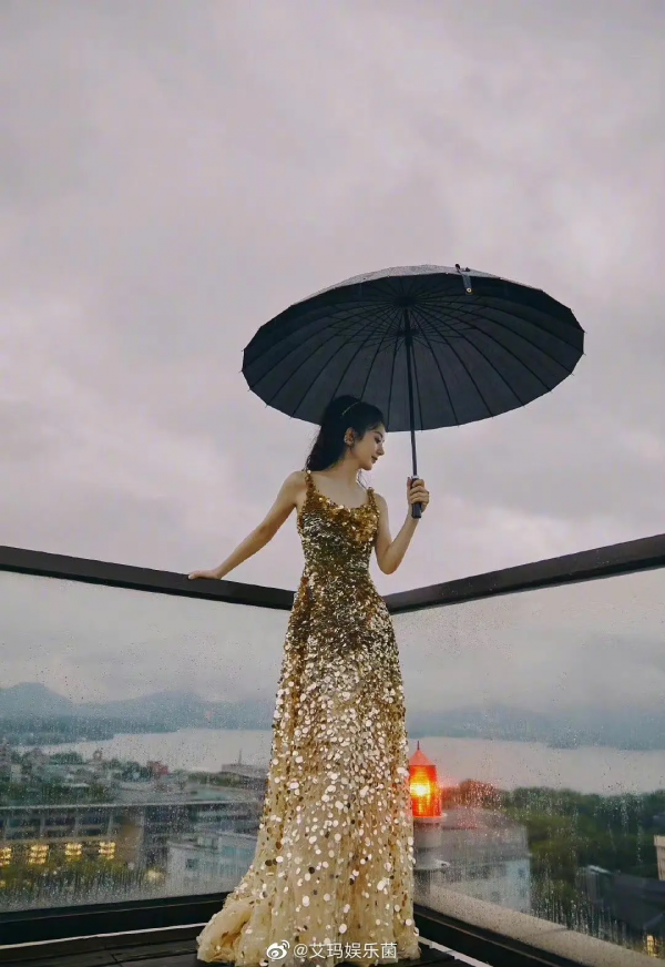 女明星撐傘照片,劉詩詩、趙麗穎、迪麗熱巴等等,你最中意誰 女明星撐傘照片,劉詩詩、趙麗穎、迪麗熱巴等等,你最中意誰