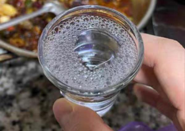 喝白酒，看到瓶身“1記號”，趕快放下，都是香精勾兌的酒精酒