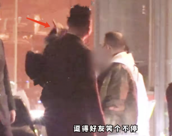 章子怡在汪峰身邊就變小女人！穿基礎裝氣質照樣出眾，比心太可愛