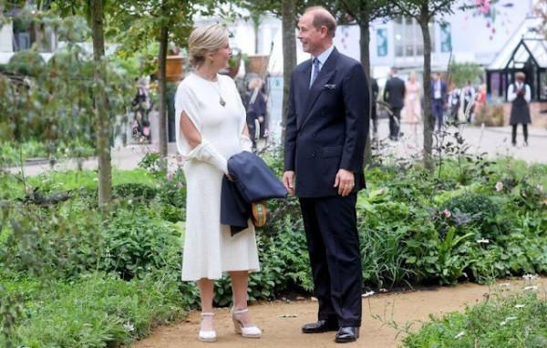 英女王缺席切爾西花展!56歲小兒媳挑大樑,優雅亮相氣質堪比戴妃 英女王缺席切爾西花展!56歲小兒媳挑大樑,優雅亮相氣質堪比戴妃