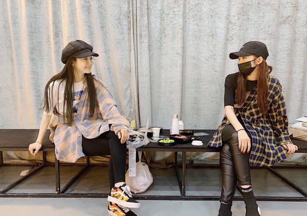 孟美岐徐夢潔親身展示，時下襯衣穿法新潮流，襯衣女孩的福利