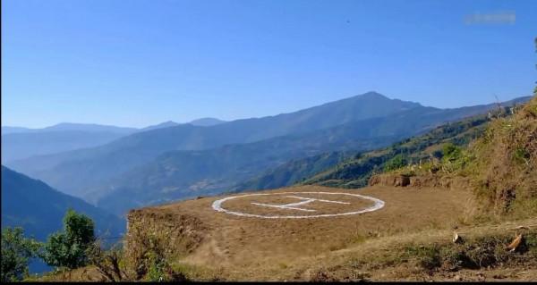 尼泊爾的大富豪開直升飛機回老家，見人給一百，漲見識了