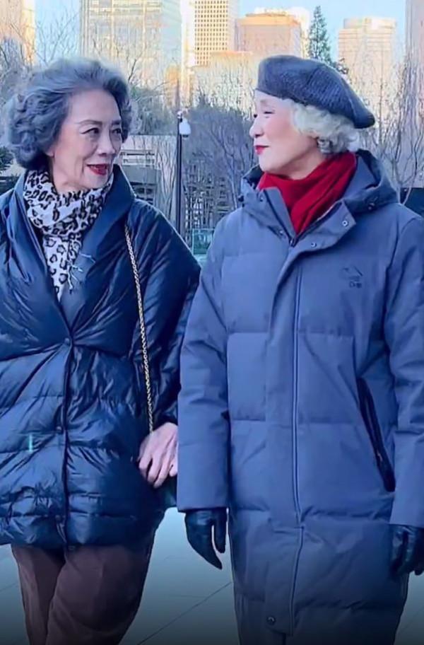 黑色羽絨服怎麼就土氣了？學70歲奶奶們這樣穿，配短靴顯高還時髦