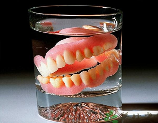 老年人戴假牙，要當心不要踩到這些“坑”