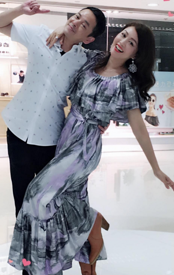 梁小冰“中年發福”也很美，穿粉色衣服跳舞好養眼，52歲照樣驚豔