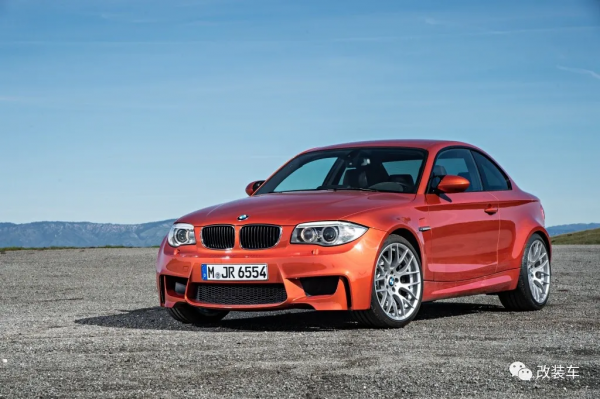 珍獸般的黑武士寶馬1M,開慣了500馬力本田S2000也不一定能駕馭 珍獸般的黑武士寶馬1M,開慣了500馬力本田S2000也不一定能駕馭