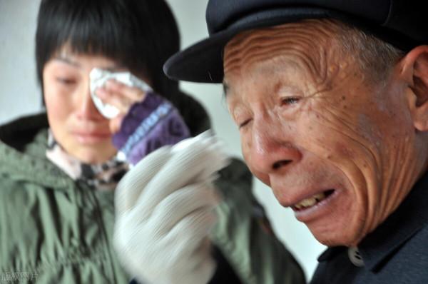 67歲大爺哭訴：退休金5600的我，現在連5塊錢的煙都買不起，想哭