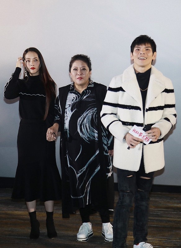 冬季穿裙子要選低調的，連郭碧晨這種闊太都這麼穿，溫柔還高階