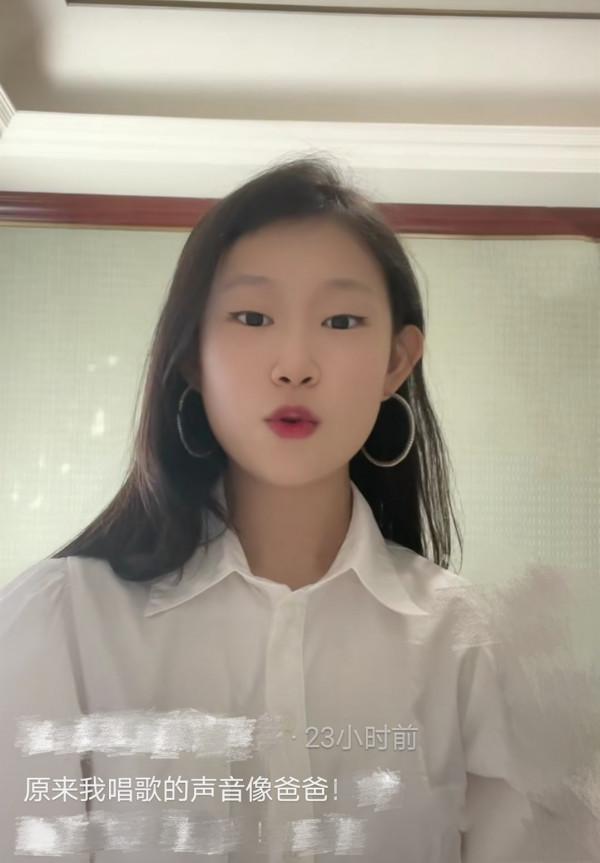 小瀋陽女兒曬唱歌影片！14歲沈佳潤顏值逆襲，戴超大耳環氣質高階