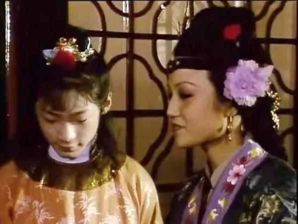 他因為長得醜，飾演了87版《紅樓夢》的賈環，今成斯文儒雅萌大叔