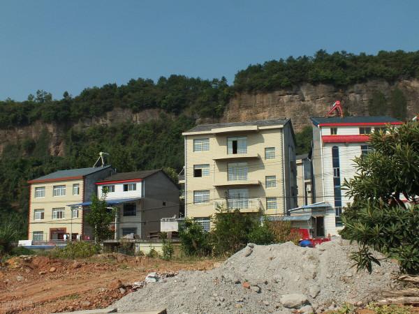 農村翻建房屋，為啥非要鄰居同意？鄰居不同意就建不了？咋解決？