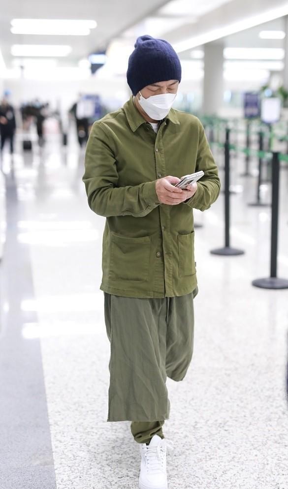 張衛健穿麵包服似“小巨人”，夾克裡面套件衛衣，這是有多怕冷