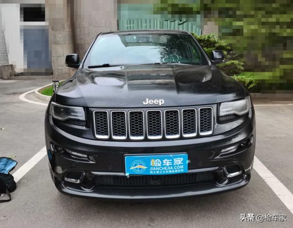 曾經的&OpenCurlyDoubleQuote;最速SUV&rdquo;，這輛6&period;4排量的JEEP大切諾基，還值45萬嗎？