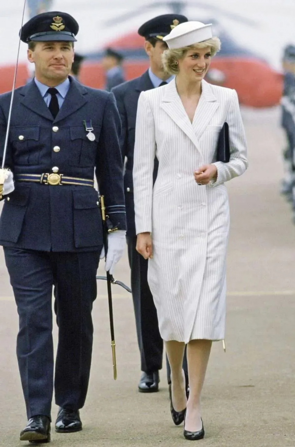 奶奶衫+連衣裙、西裝+闊腿褲，今秋王炸組合，顯高顯瘦炸了