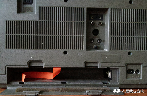 介紹一種日立 雙UV表4波段收音機 行動式錄音機 TRK-8180和TRK-8181