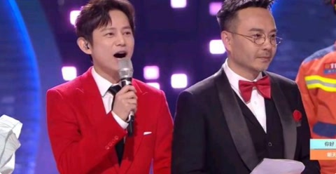 何炅擁抱了她，湖南衛視跨年春晚變得感動又尷尬