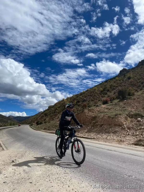 騎行川藏線也有平平無奇的風景，抵達“72拐”腳下--邦達鎮