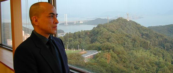 西哈莫尼國王從小就相貌漂亮，他是最英俊的國王，沒有之一