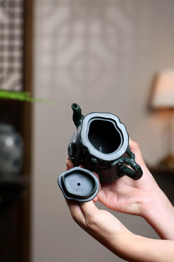 「梅樁壺」泥料：家藏原礦極品民國綠泥.300cc作者：陳順根