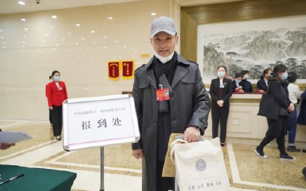 眾星出席文代會！鬱鈞劍罕露面，靳東發福明顯，劉昊然乖巧蹲角落