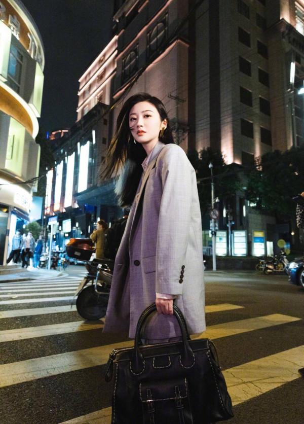 景甜街頭夜景大片釋出好酷颯 飄逸長髮搭配灰西裝利落有型