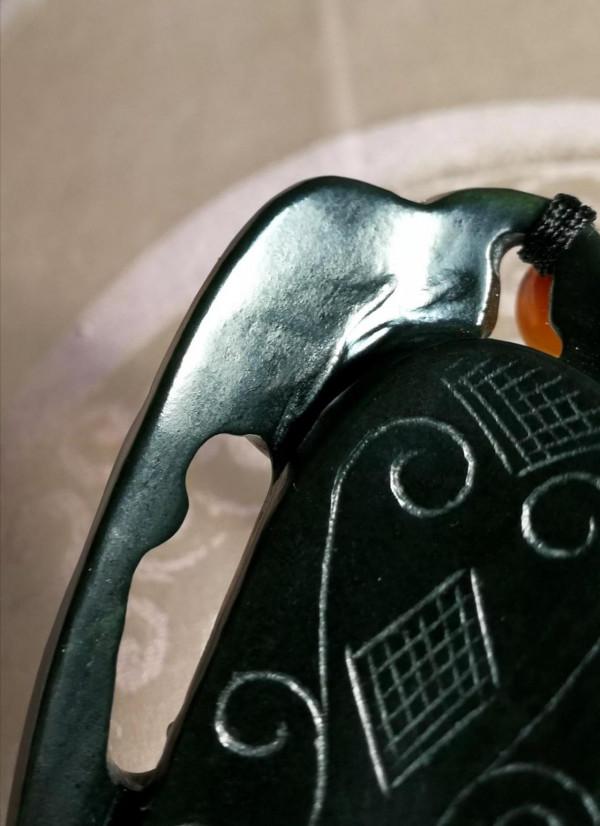 【依筠居藏玉 • 漢代雙螭龍碧玉雞心佩】