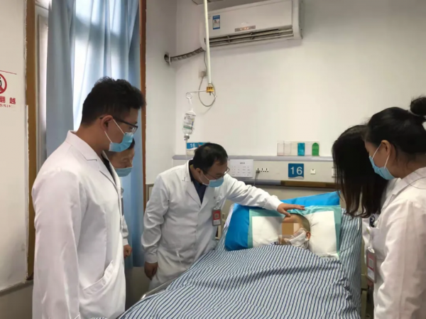 拖了6年，老人頸部長出巨大腫塊似“雙頭人”！醫生在手術室奮戰9小時才將它切下